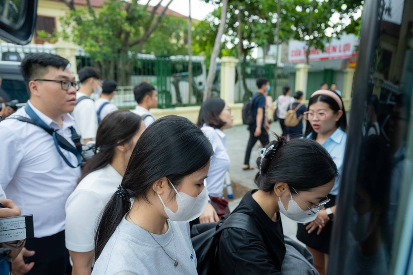 Điều đặc biệt diễn ra s&aacute;ng nay: Chuyến t&agrave;u đầu ti&ecirc;n đưa b&aacute;c sĩ từ H&agrave; Nội đến Bệnh viện Bạch Mai cơ sở 2 l&agrave;m việc - Ảnh 19.