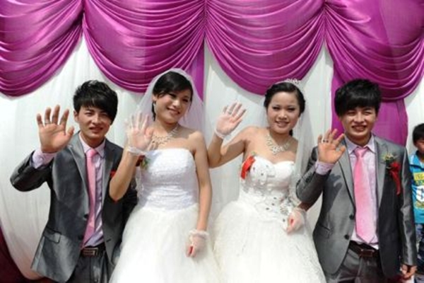 2-anh-em-song-sinh-cuoi-2-chi-em-song-sinh 2-anh-em-song-sinh-cuoi-2-chi-em-song-sinh