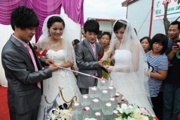 2-anh-em-song-sinh-cuoi-2-chi-em-song-sinh 2-anh-em-song-sinh-cuoi-2-chi-em-song-sinh