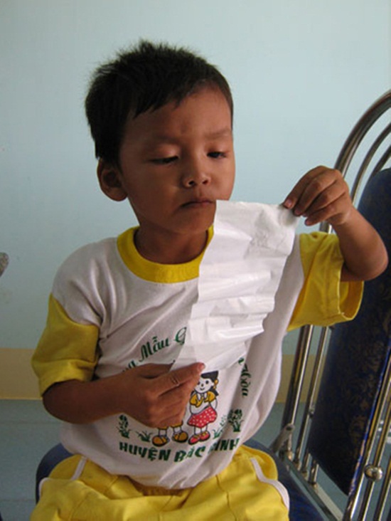 Bình Thuận: Cậu bé vừa biết nói đã đọc 3 thứ tiếng  1