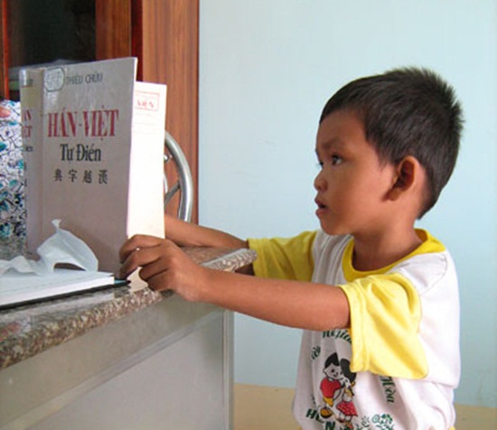 Bình Thuận: Cậu bé vừa biết nói đã đọc 3 thứ tiếng  2