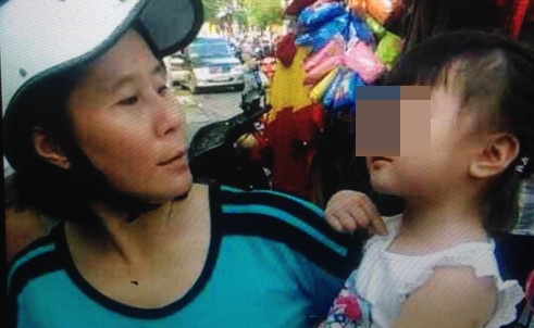 Nguyễn Thị Loan và bé San thời điểm Loan chưa bắt cóc bé.