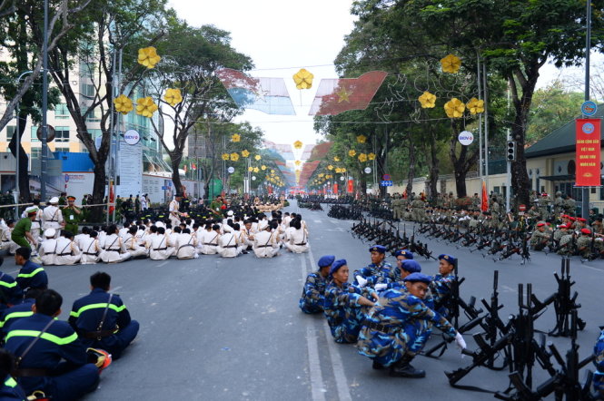 6000-nguoi-tham-gia-tong-duyet-dieu-binh-mittinh-mung-30-4_20150426183713539.jpg