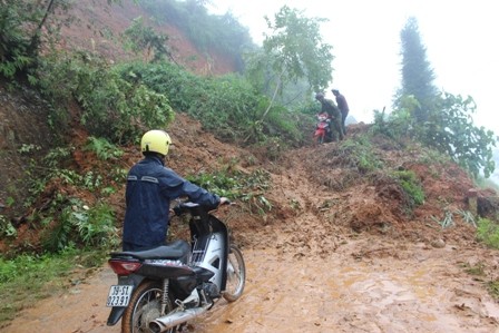 Mưa lớn gây sạt lở nghiêm trọng làm các phương tiện đi lại gặp nhiều khó khăn.