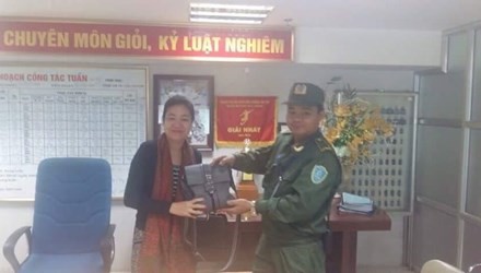 Đại diện Đội an ninh cơ động Sân bay Nội Bài đã tận tay trao lại tài sản bỏ quên cho chị Yến.