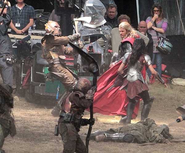 "Thor 2" đào sâu mối quan hệ của Thần Sấm 5