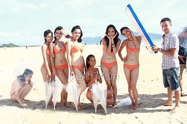 mc-anh-tuan-ngop-giua-dan-nguoi-dep-bikini