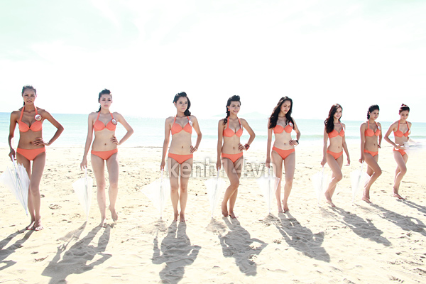 mc-anh-tuan-ngop-giua-dan-nguoi-dep-bikini