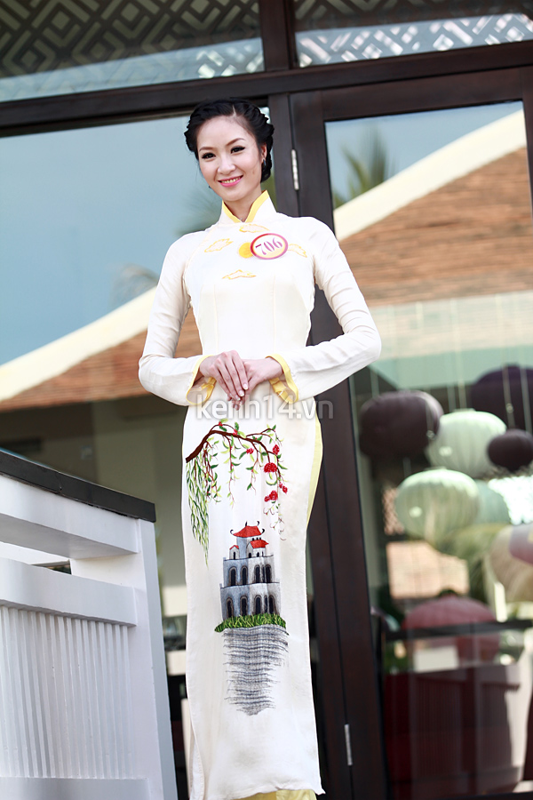 thi-sinh-hhvn-ao-dai-la-luot-ben-ho-boi