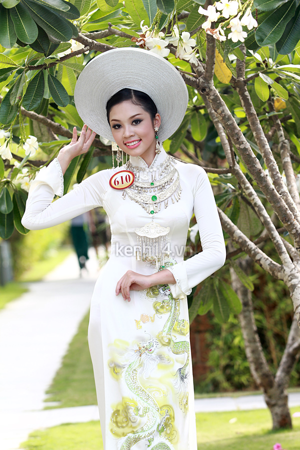 thi-sinh-hhvn-ao-dai-la-luot-ben-ho-boi