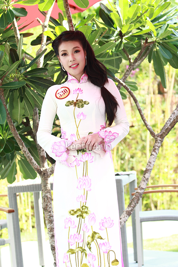 thi-sinh-hhvn-ao-dai-la-luot-ben-ho-boi