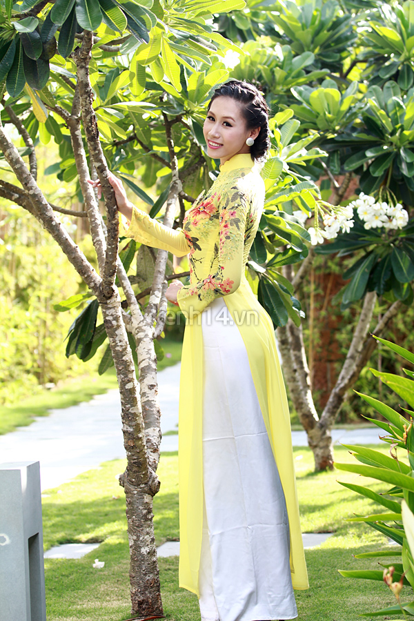 thi-sinh-hhvn-ao-dai-la-luot-ben-ho-boi