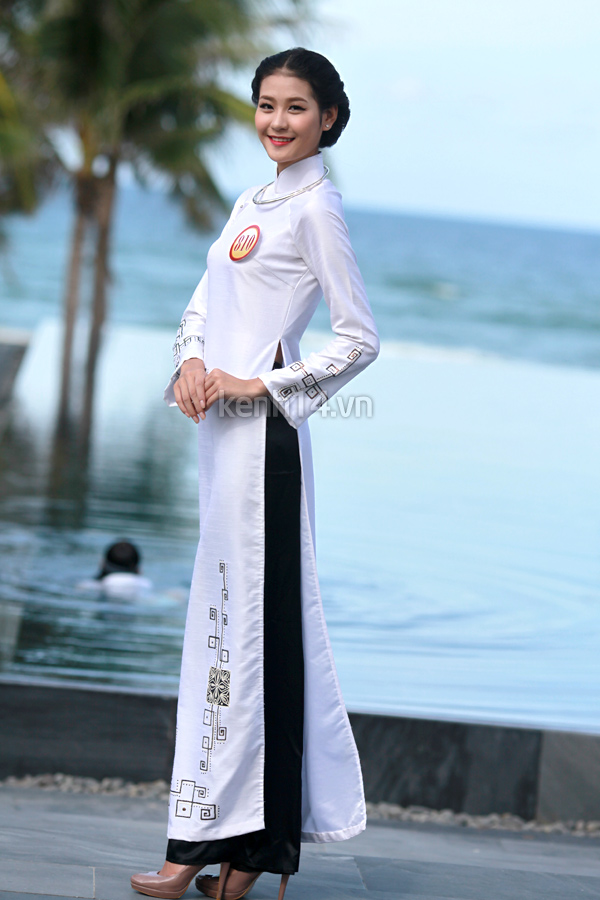 thi-sinh-hhvn-ao-dai-la-luot-ben-ho-boi