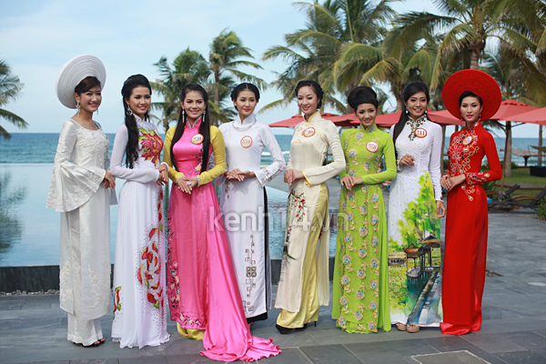 thi-sinh-hhvn-ao-dai-la-luot-ben-ho-boi