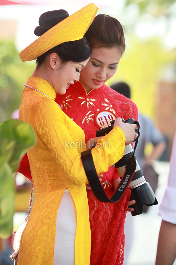 thi-sinh-hhvn-ao-dai-la-luot-ben-ho-boi