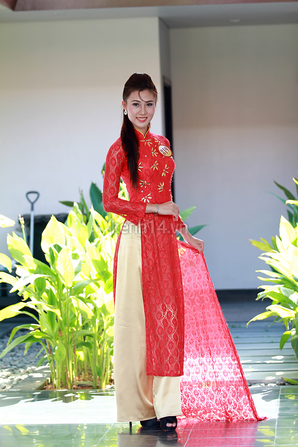 thi-sinh-hhvn-ao-dai-la-luot-ben-ho-boi