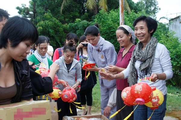 trang-tran-lam-long-den-khong-lo-cho-tre-em-ngheo