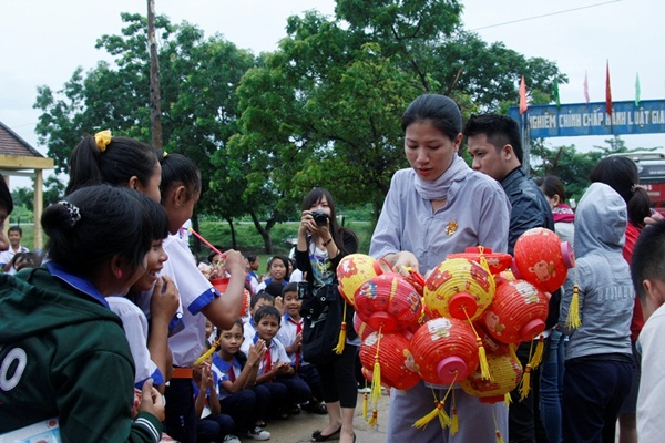 trang-tran-lam-long-den-khong-lo-cho-tre-em-ngheo