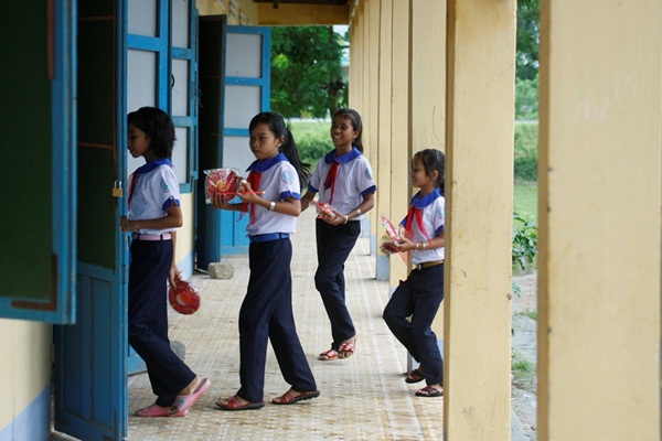 trang-tran-lam-long-den-khong-lo-cho-tre-em-ngheo