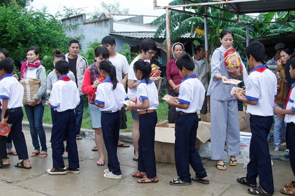 trang-tran-lam-long-den-khong-lo-cho-tre-em-ngheo