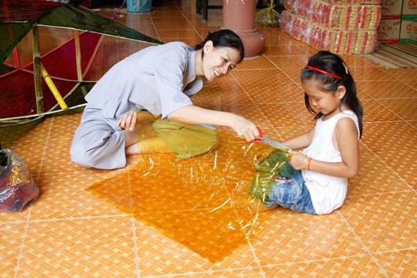 trang-tran-lam-long-den-khong-lo-cho-tre-em-ngheo