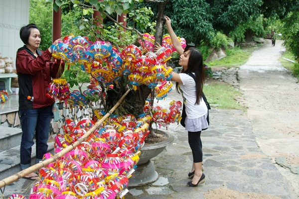 trang-tran-lam-long-den-khong-lo-cho-tre-em-ngheo