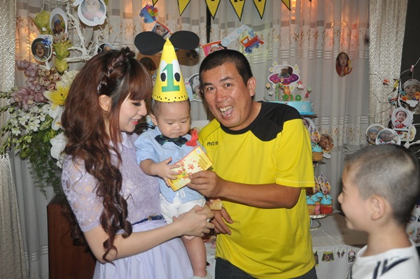 Con trai L&yacute; Hải mừng sinh nhật 1 tuổi 