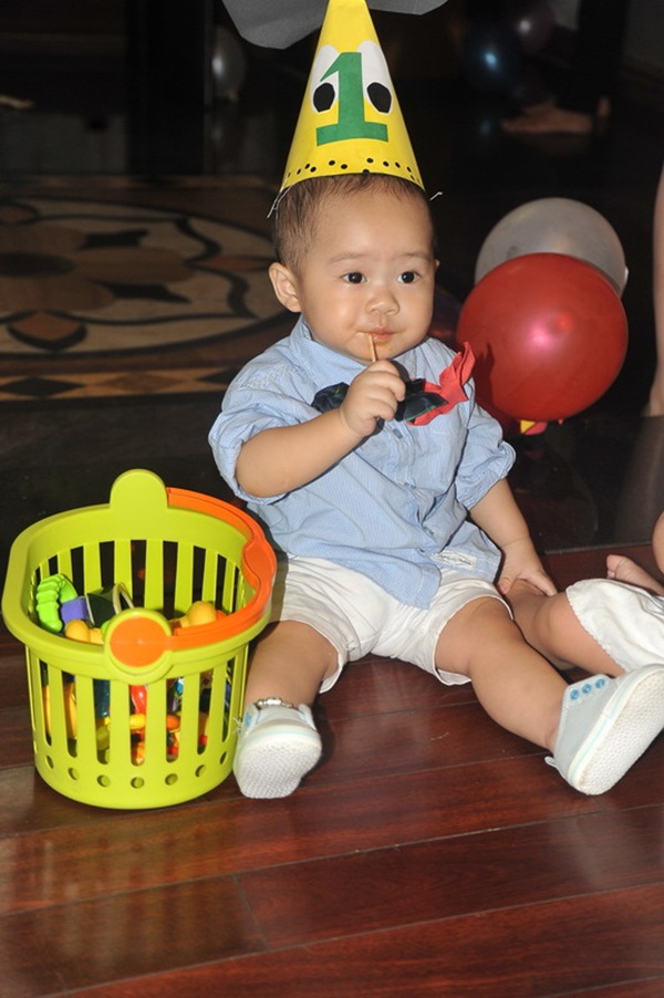 Con trai L&yacute; Hải mừng sinh nhật 1 tuổi 
