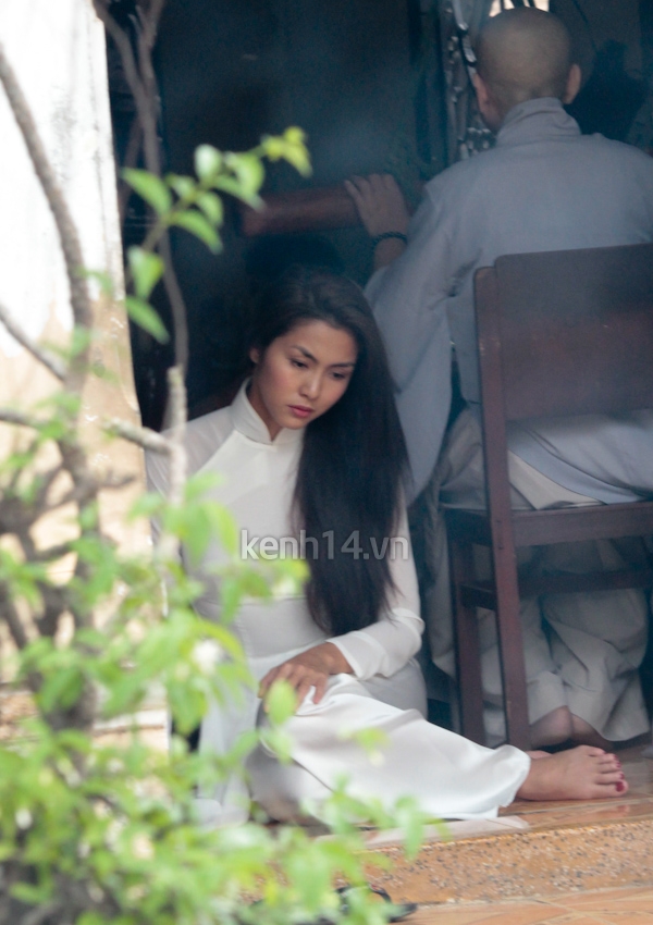 ha-tang-den-chua-trong-chiec-ao-dai-trang-tinh-khoi