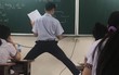 Bật cười trước cách thả dáng khi làm bài tập trên bảng của học sinh, đôi khi 