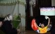 Xúc động hình ảnh bà nội thủ môn Văn Toản lặng lẽ một mình theo dõi cháu trai giành huy chương vàng SEA Games 30