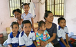 Mẹ đột ngột qua đời, 5 đứa trẻ côi cút đứng cạnh bàn thờ và câu hỏi nhói lòng: 