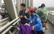 Thiếu tá quân đội lao theo cứu cô gái nhảy cầu Bến Thủy