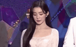 Irene (Red Velvet) cố ngăn nước mắt khi thấy Wendy xuất hiện trên VCR của KBS Gayo Daechukje khiến fan không khỏi xót xa