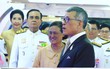 Trước khi lập Hoàng quý phi, Hoàng hậu Thái Lan vẫn ân cần chăm sóc chồng một cách tinh tế, khẳng định vị trí 