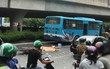 Hà Nội: Va vào xe buýt, một người đàn ông bị cán tử vong