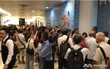 Háo hức xếp hàng dài chờ mua điện thoại Huawei giá rẻ, người dân Singapore giận dữ ra về tay trắng
