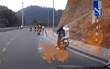 Clip: Cô gái nhảy xuống khỏi xe máy của bạn trai khi đổ đèo Tam Đảo và cái kết cực đau của nam thanh niên khiến dân tình sợ hãi