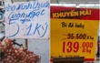 “Lừa tình” hơn cả ảnh mạng chính là những tấm bảng giá treo đầy từ ngoài đường vào trong siêu thị, tinh mắt lắm mới nhận ra mánh khoé