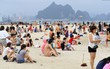 Bãi biển Hạ Long nhộn nhịp, khu vui chơi náo nhiệt sau một ngày hoạt động trở lại
