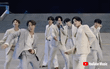 BTS diễn lại bản hit 3 năm tuổi, gây xúc động mạnh trong lễ tốt nghiệp “ảo” có vợ chồng cựu Tổng thống Mỹ Obama cùng hàng loạt người nổi tiếng