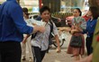 Thi vào lớp 10 ngày 17/7 tại Hà Nội và TP.HCM: Nhiều thí sinh hớt hải vì đi muộn