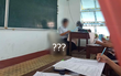 Ngồi giảng bài, thầy giáo khiến cả lớp cười ngất trước chiếc ghế đặc biệt hút 20.000 like