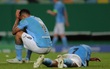 Dàn sao của Man City đổ gục xuống sân, bật khóc nức nở sau trận thua sốc tại Champions League