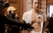 Lộ clip hậu trường đeo múi giả trân của nam chính, nhưng netizen Việt lũ lượt đòi 
