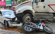 TP.HCM: Kinh hoàng container lao qua dải phân cách, tông nát ô tô sang BMW và cuốn nhiều xe máy vào gầm
