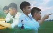 Hành trình 10 năm cõng bạn khuyết tật đến trường: “Dù cõng bạn cả đời, mình cũng sẵn sàng”