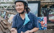 Gặp người họa sĩ già bày bán tranh trên cầu Long Biên: 