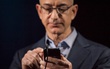 CEO Amazon dùng smartphone gì mà lại dính 