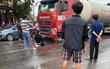 Hình ảnh chồng quỳ gối, thất thần bên thi thể vợ bị xe đầu kéo cán tử vong khiến bao người xót xa